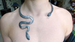 Collier double serpent port&eacute; par un mod&egrave;le